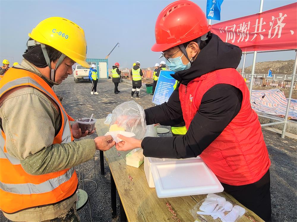 工友们在吃包子 (1).jpg