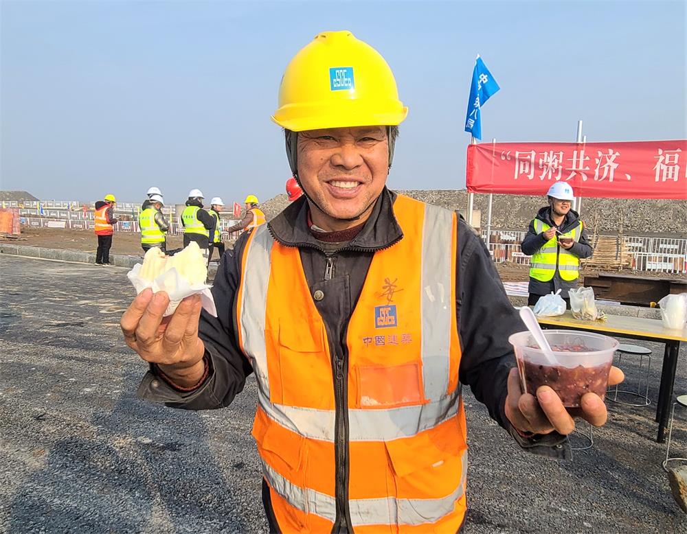 工友们在吃包子 (2).jpg