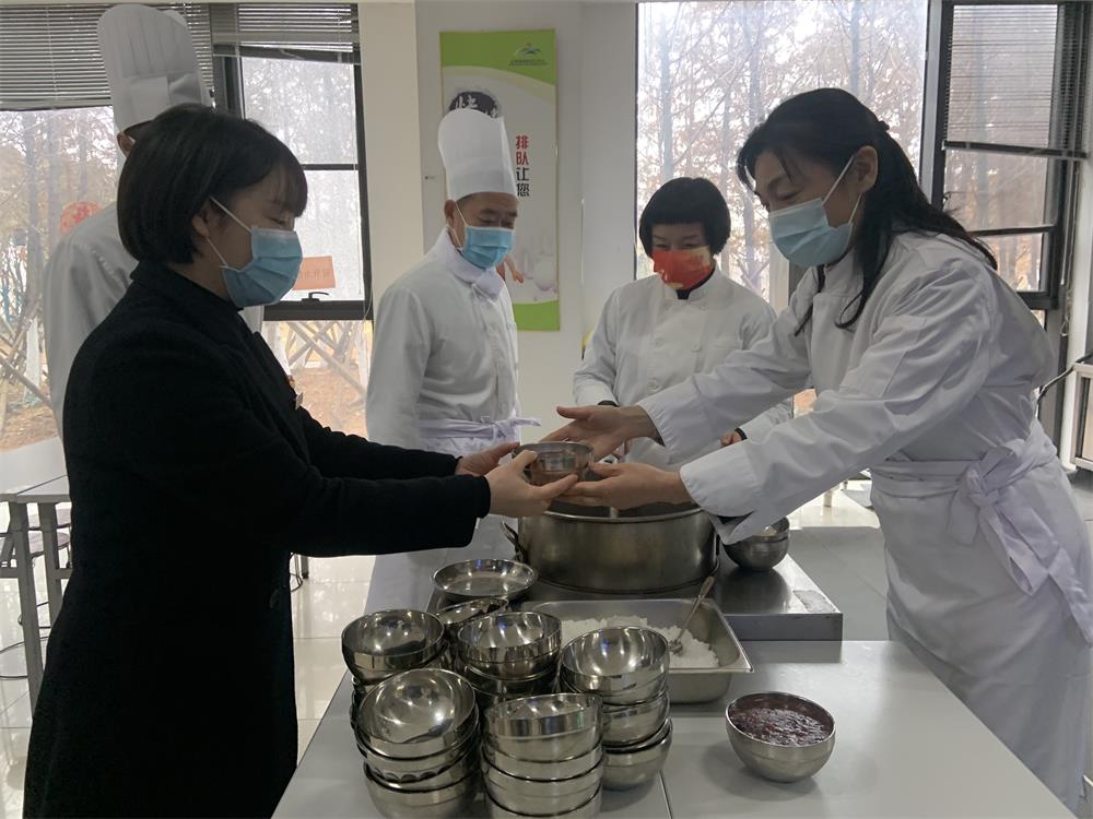 “腊八节”送腊八粥暖员工心1.jpg