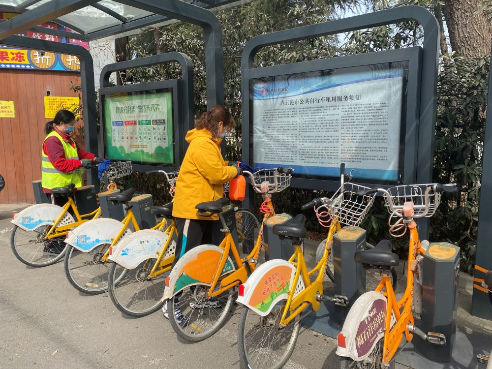 疫情期间公共自行车加大消毒力度.jpg