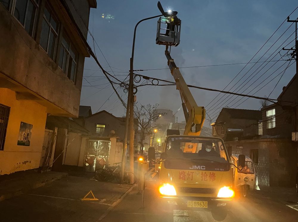 疫情防控期间保障市区路灯照明 (2).jpg