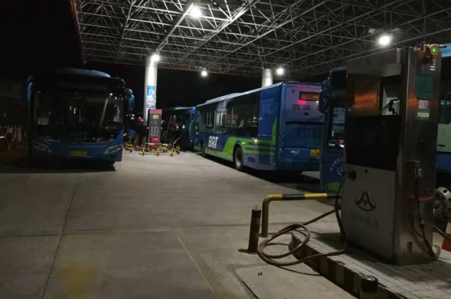 1647162867123342.png 夜幕下的加气站(1).png