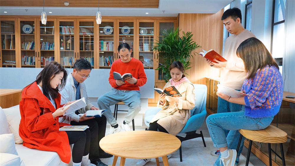 1650869502960990.jpg 春光无限 悦读美好.jpg