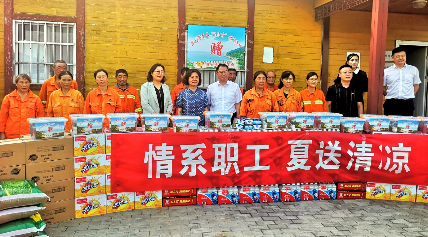 市总工会副主席秦云来集团“送清凉”03.jpg