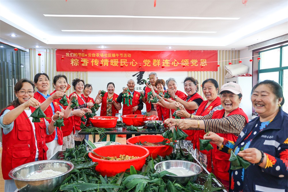 20240607 端午节，我们在新时代文明实践所包粽子 (1).jpg
