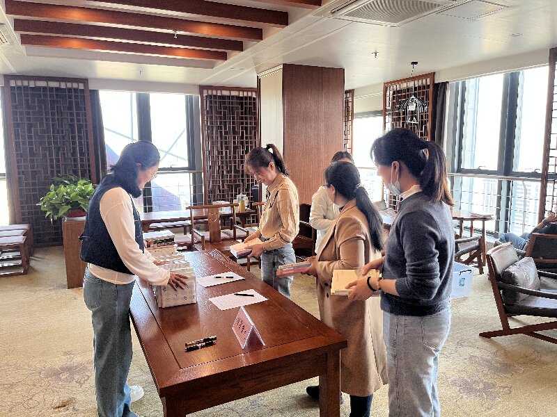 开展“以书换书 开图书盲盒 寻找书搭子”世界读书日主题活动 (3).jpg