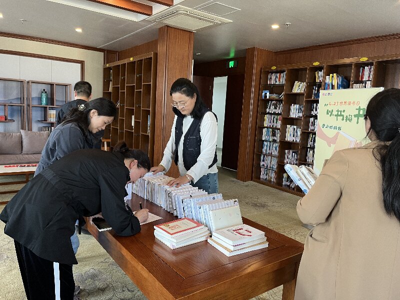 开展“以书换书 开图书盲盒 寻找书搭子”世界读书日主题活动 (2).jpg