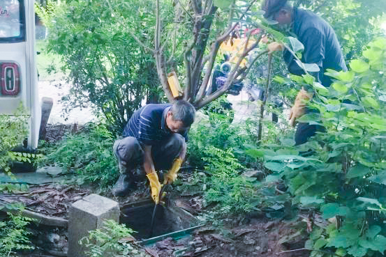 20250918 华泰物业：全力疏通污水管道，用心解决业主“堵心事” (1).jpg