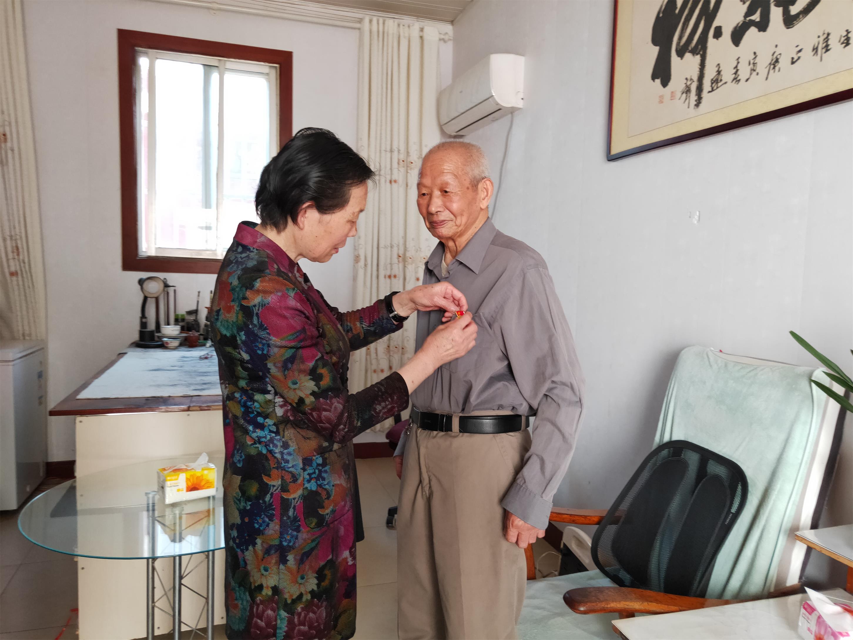 09-2021年6月1日上午赣榆区总工会老干部支部书记董淑菊为离休干部办实事-为离休干部陆天明佩戴党徽.jpg