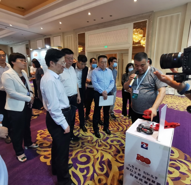 03 袁宏伟展示钩头2.jpg