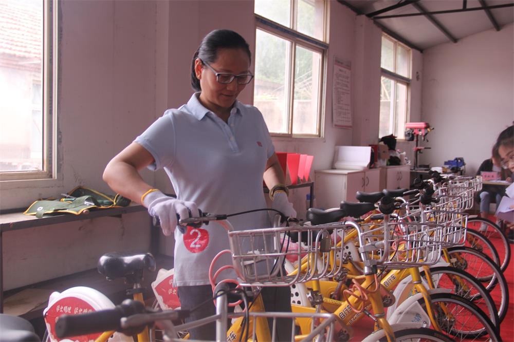 1630571387361854.jpg 站点管理员开展车辆故障排查比赛.JPG